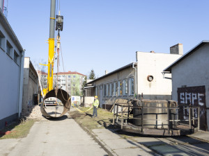 Konec komínu Jaromír. V Uničově odborníci z obřího jeřábu rozebírají vysokou stavbu