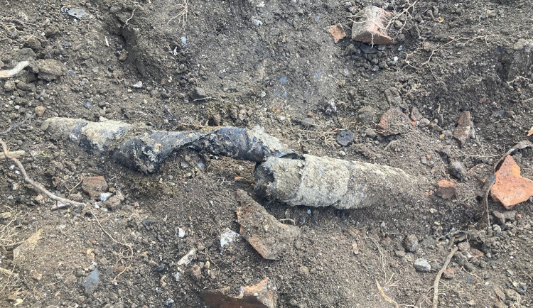 Dělník překopl krumpáčem vysokonapěťový kabel. Přes pět tisíc domácností ze Šternberka bylo bez elektřiny