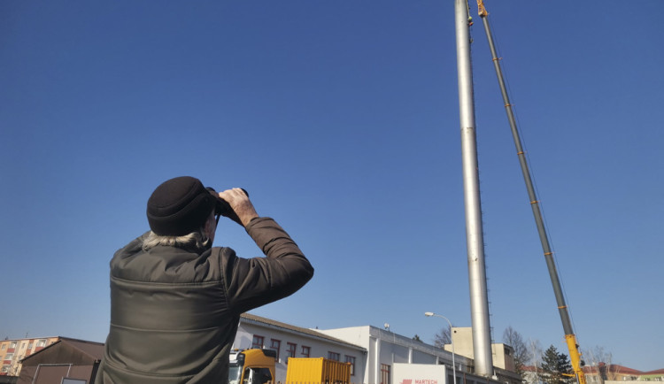 Konec komínu Jaromír. V Uničově odborníci z obřího jeřábu rozebírají vysokou stavbu