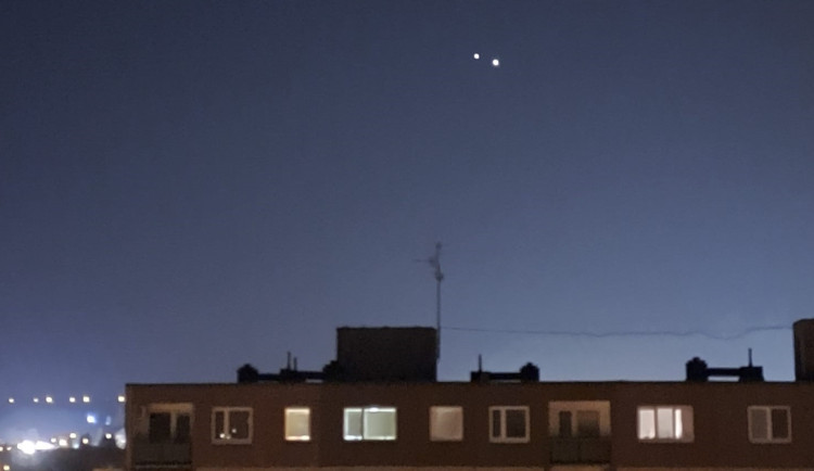 Lidé fotografovali nevšední úkaz nad Olomoucí, konjukci Venuše a Jupiteru. Vidět bude i dnes večer
