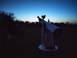 Lidé fotografovali nevšední úkaz nad Olomoucí, konjukci Venuše a Jupiteru. Vidět bude i dnes večer