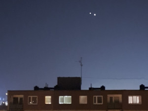 Lidé fotografovali nevšední úkaz nad Olomoucí, konjukci Venuše a Jupiteru. Vidět bude i dnes večer