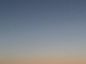 Lidé fotografovali nevšední úkaz nad Olomoucí, konjukci Venuše a Jupiteru. Vidět bude i dnes večer