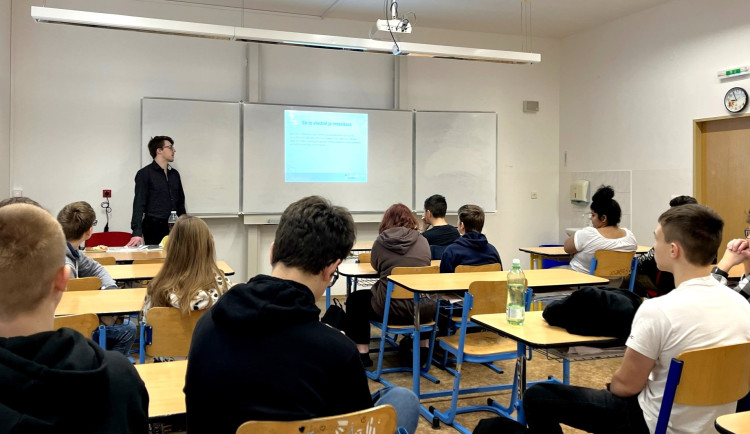 MUDr. Jan Kytner, lékař ARO Nemocnice AGEL Prostějov zahájil edukaci dětí na téma alkoholu a drog na základní škole Majakovského ve Vrahovicích
