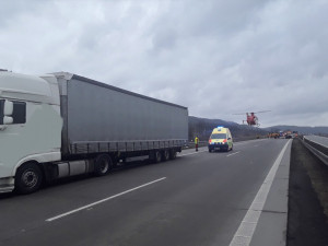 Vážná dopravní nehoda na dálnici u Bělotína. Pro zraněného řidiče letěl vrtulník