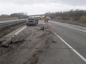 Vážná dopravní nehoda na dálnici u Bělotína. Pro zraněného řidiče letěl vrtulník