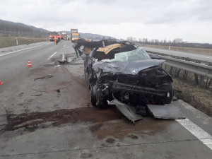 Vážná dopravní nehoda na dálnici u Bělotína. Pro zraněného řidiče letěl vrtulník