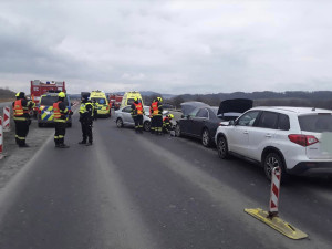 Dvě zablokované dálnice a šest zraněných. K Bělotínu zamířil i záchranářský vrtulník