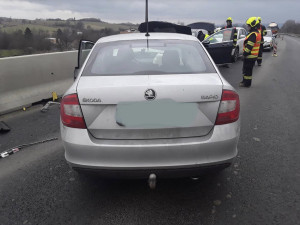 Při nehodě tří aut na D48 u Bělotína se zranilo pět lidí