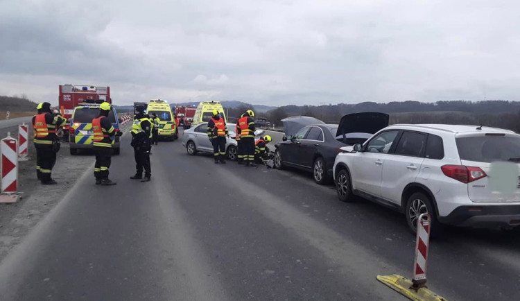 Při nehodě tří aut na D48 u Bělotína se zranilo pět lidí