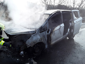 Provoz na D46 u Prostějova zkomplikoval požár auta