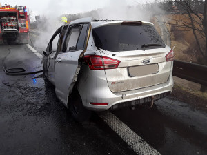 Provoz na D46 u Prostějova zkomplikoval požár auta