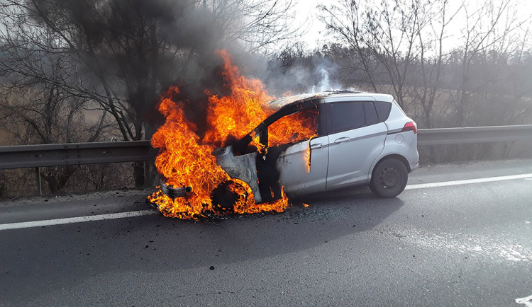 Provoz na D46 u Prostějova zkomplikoval požár auta