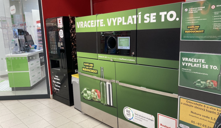 Vracejte, vyplatí se to. V Kauflandech na Olomoucku spustili zkušební automaty na vracení PET lahví