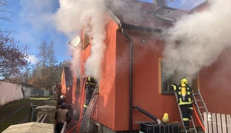 Požár poškodil dům na Jindřichohradecku. Osadní výbor chce rodině pomoci sbírkou