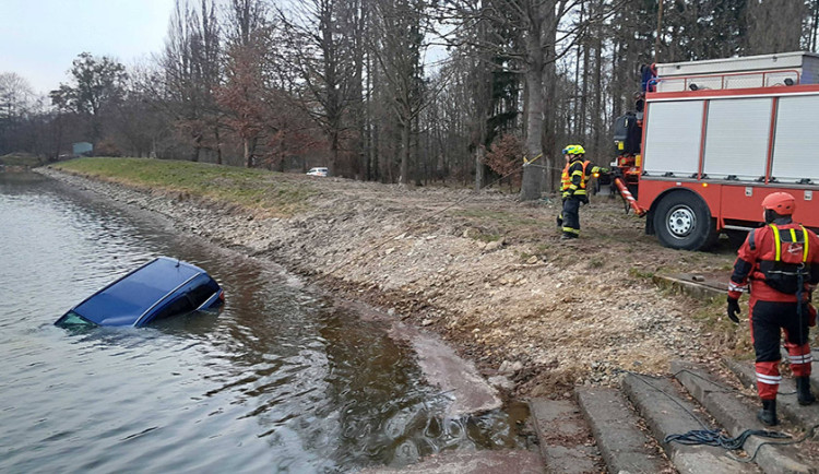 Mladý řidič předjížděl v nevhodný moment, s autem vletěl do rybníku