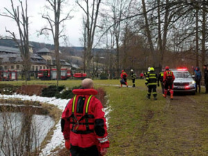 Mladík se chtěl utopit v zámeckém rybníku na Šumpersku. Do ledové vody pro něj skočili policisté