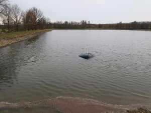 Mladý řidič předjížděl v nevhodný moment, s autem skončil v rybníku
