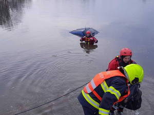 Mladý řidič předjížděl v nevhodný moment, s autem skončil v rybníku