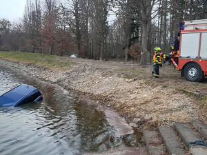 Mladý řidič předjížděl v nevhodný moment, s autem vletěl do rybníku