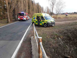 Mladý řidič předjížděl v nevhodný moment, s autem skončil v rybníku