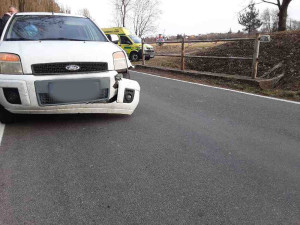 Mladý řidič předjížděl v nevhodný moment, s autem skončil v rybníku