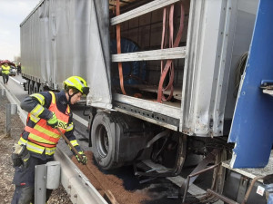 Nákladní vůz sestřelil na dálnici u Mladče dodávku silničářů. Na místě je i speciální kontejner na ropné havárie