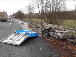 Nákladní vůz sestřelil na dálnici u Mladče dodávku silničářů. Na místě je i speciální kontejner na ropné havárie