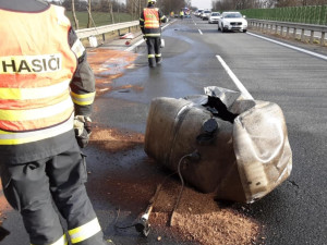 Nákladní vůz sestřelil na dálnici u Mladče dodávku silničářů. Na místě je i speciální kontejner na ropné havárie