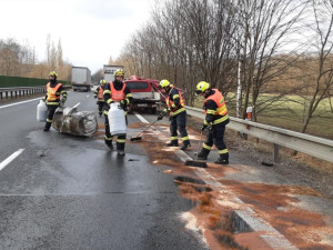 Nákladní vůz sestřelil na dálnici u Mladče dodávku silničářů. Na místě je i speciální kontejner na ropné havárie