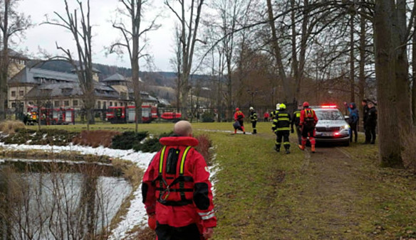 Mladík se chtěl utopit v zámeckém rybníku na Šumpersku. Do ledové vody pro něj skočili policisté