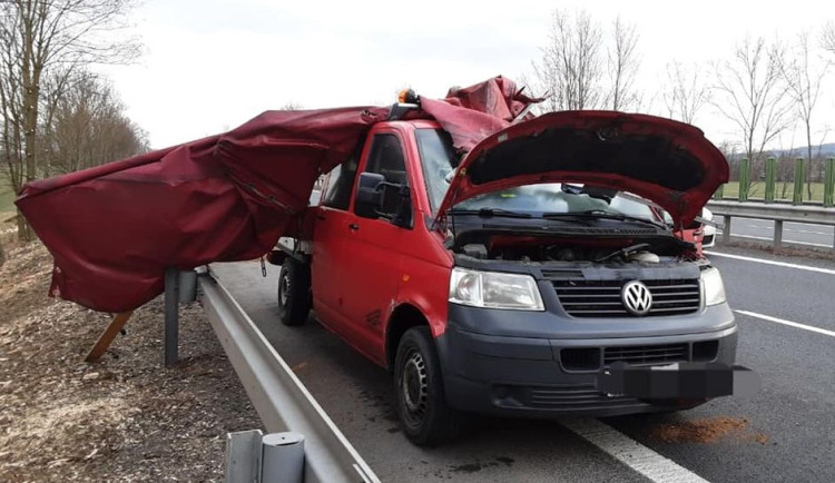 Nákladní vůz sestřelil na dálnici u Mladče dodávku silničářů. Na místě je i speciální kontejner na ropné havárie
