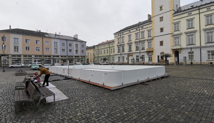 Syntetický led na náměstí v Litovli zaujal. Ptali se i z okolních obcí, říká k premiéře starosta