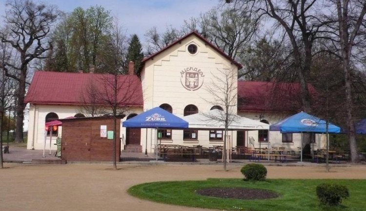 Obnova stezek, záhonů i lávek. Přerovský park čeká před výročím další zkrášlení