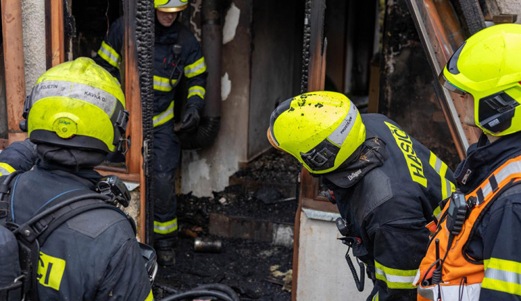 Nedbalé topení dřevem přináší zranění a milionové škody. Požáry jsou závažnější, hlásí hasiči
