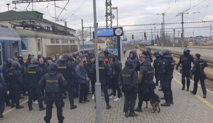 Poškození vagonu fanoušky Dynama nebude řešit soud. Stotisícovou škodu společně uhradili