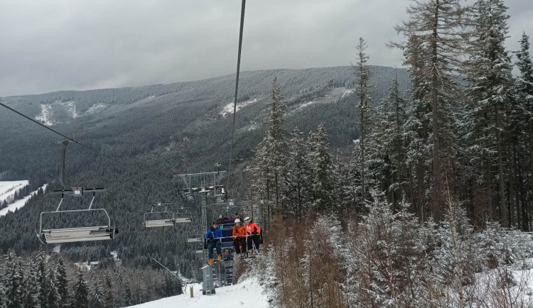FOTOGALERIE: V Jeseníkách vrcholí lyžařská sezona. Pozor na těžký sníh, varuje horská služba