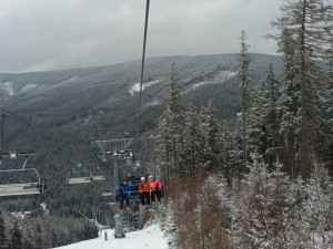 FOTOGALERIE: V Jeseníkách vrcholí lyžařská sezona. Pozor na těžký sníh, varuje horská služba