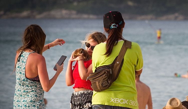 Outloň nabízený jako placená atrakce na pláži v Thajsku