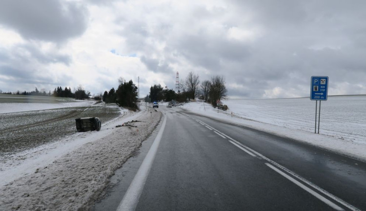 Auto se u Studené Loučky dvakrát přetočilo přes střechu. Řidičce a jejímu tříletému synovi se nic nestalo