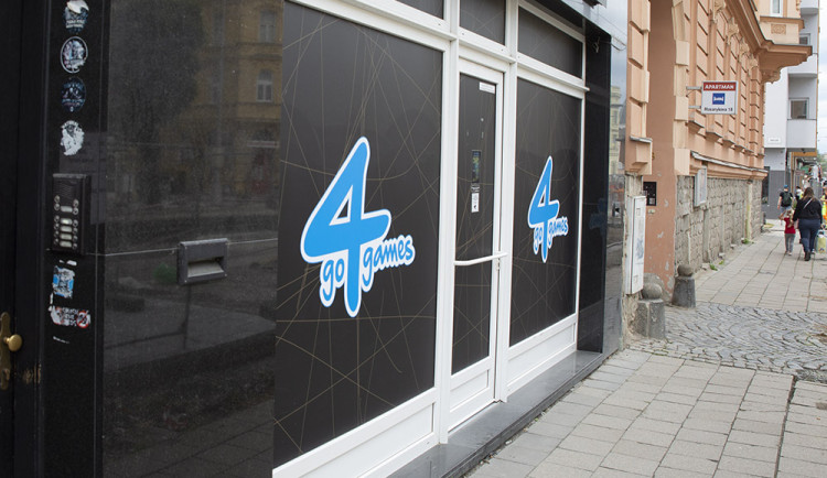 Herna na Masarykově třídě, kde dvaasedmdesátiletý recidivista střílel na pracovnici podniku