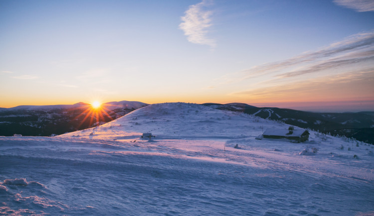 Zledovatělé cesty v Krkonoších jsou pro turisty past, Horská služba má napilno