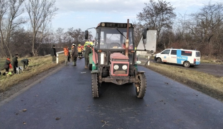 Policie uzavřela předsilvestrovskou nehodu, při které bavorák sestřelil traktor s myslivci