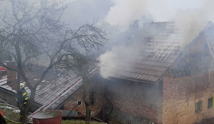 Požáry na Šumpersku: hasiči evakuovali zvířata na statku, z domu zachraňovali děti oknem