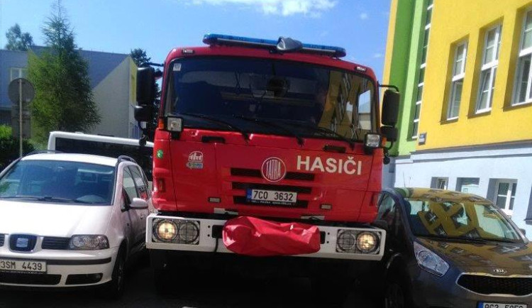 Mnoho řidičů se nevěnuje důsledně dopravnímu provozu. Hasiči popisují, jak uhýbat vozům jedoucím k zásahu