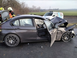 Policie uzavřela předsilvestrovskou nehodu bavoráku a traktorové vlečky s myslivci