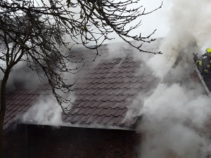 Požár stodoly na Šumpersku: hasiči zachraňovali zvířata, dvě telata uhynula