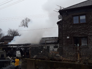 Požár stodoly na Šumpersku: hasiči zachraňovali zvířata, dvě telata uhynula