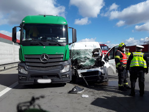 Nehoda dodávky a dvou náklaďáků zablokovala D1 u Lipníku. Na místo startoval vrtulník