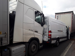 K první nehodě dodávky a dvou nákladních aut vyjížděli hasiči už v dopoledních hodinách